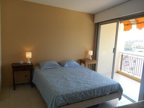 3 habitaciones, tabla de planchar con plancha, wifi y ropa de cama 