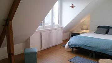 2 camere, una scrivania, ferro/asse da stiro, culla da viaggio