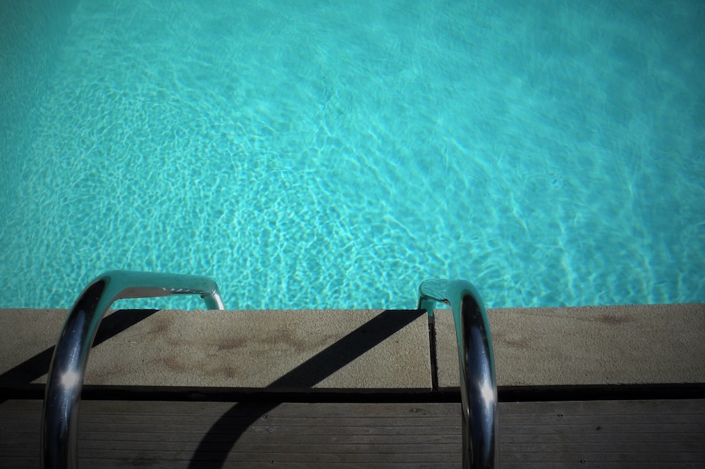 The 4 Cs<br>Private swimming pool