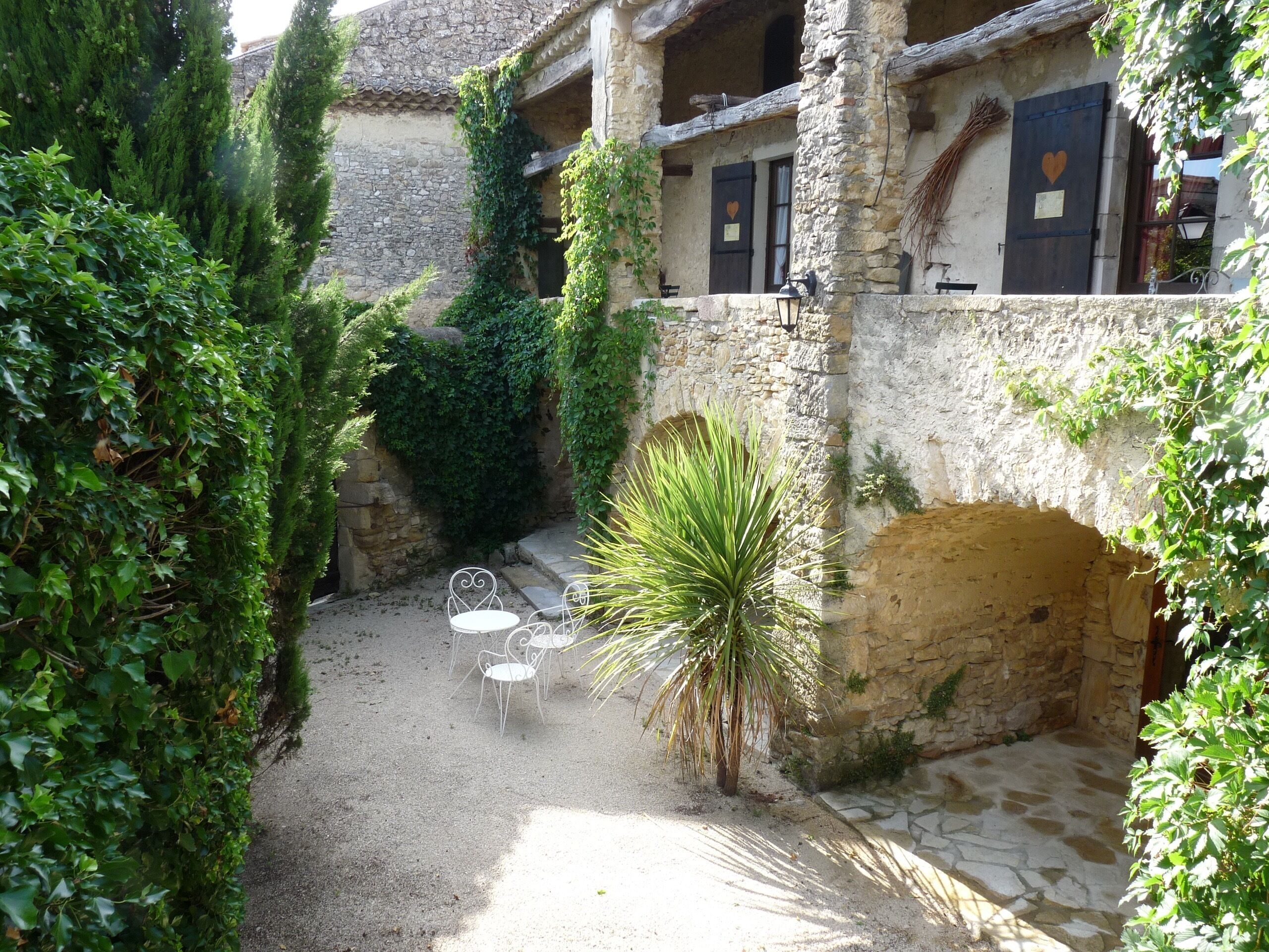 Large gite in superb Provencal domain, L'Arbre d'Or, swimming pool and garden.