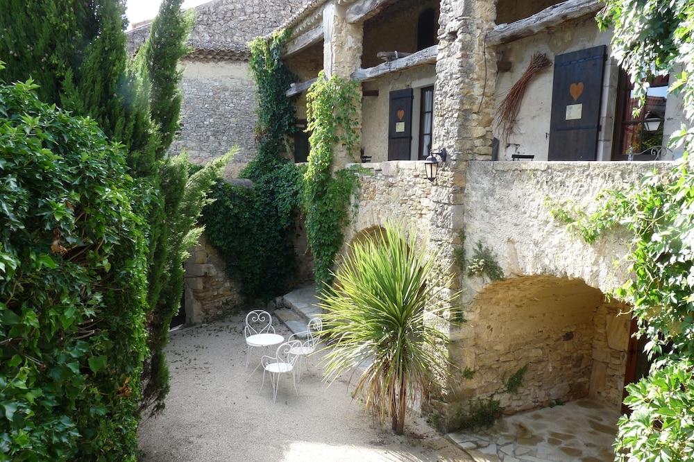Large gite in superb Provencal domain, L'Arbre d'Or, swimming pool and garden.
