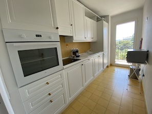 Refrigerador, microondas, horno y lavavajillas 