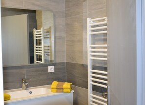 シャワー、ヘアドライヤー、タオル、トイレットペーパー