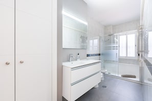 Shower, hair dryer, towels - Plaza del Teatro with Terrace, Teatro Principal Building (Málaga)