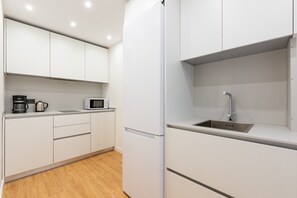 Frigorifero, microonde, forno, piano cottura