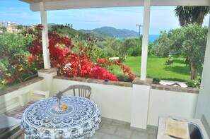 Outdoor dining - Apartment in cottage Lemoni on Corfu (Pelekas)