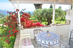 Outdoor dining - Apartment in cottage Lemoni on Corfu (Pelekas)