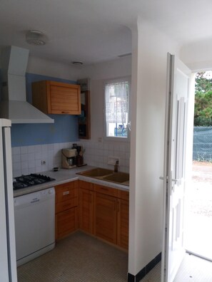 Frigorífico, microondas, placa de cocina y lavavajillas