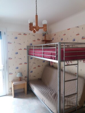 2 makuuhuonetta, silitysrauta/-lauta, ilmainen Wi-Fi