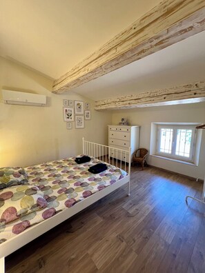 5 chambres, fer et planche à repasser, lit parapluie, Wi-Fi gratuit