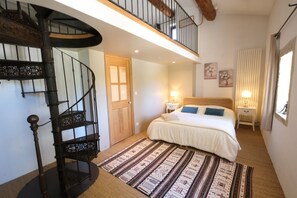 7 chambres, fer et planche à repasser, lit de bébé portatif