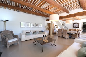 Smart TV, chimenea y tenis de mesa