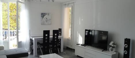 Televisor, reproductor de DVD i estèreo