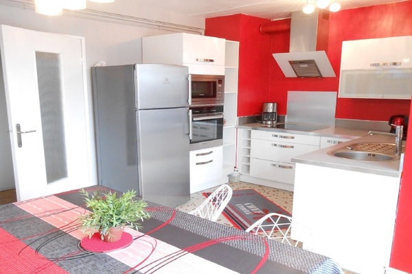 Microondas, lavavajillas, cafetera/tetera, utensilios de cocina