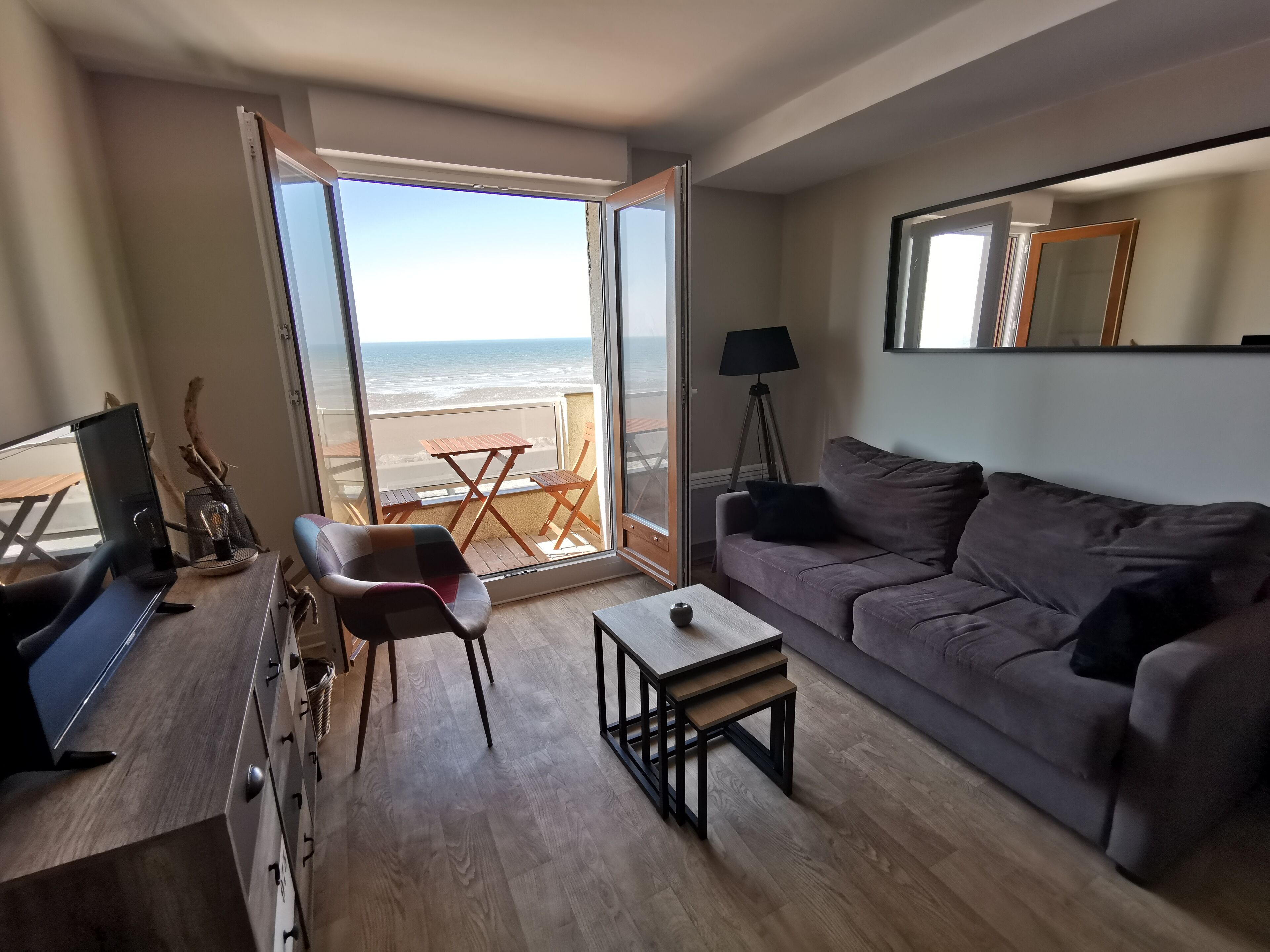 Apartment on the dike, feet in the water