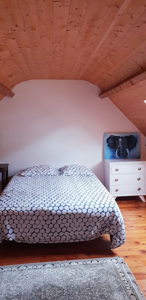 2 bedrooms, soundproofing, iron/ironing board, free WiFi