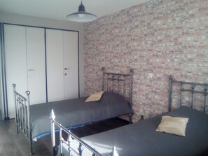 2 slaapkamers, een strijkplank/strijkijzer