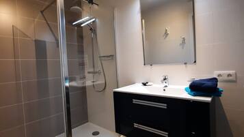 Douche, sĂšche-cheveux, papier toilette