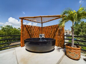 Outdoor spa tub