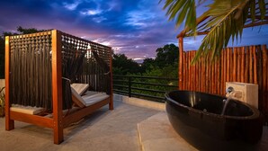A wooden bed with a canopy, a large black bathtub, and a view of the sky. - Villa/Boutique 4 BDR VIP Concierge/Chef in la Veleta Tulum (La Veleta Tulum)