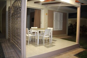 Outdoor dining - Bungalow 2 standing with pool (Saint-francçois,)
