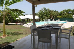 Outdoor dining - Bungalow 2 standing with pool (Saint-francçois,)