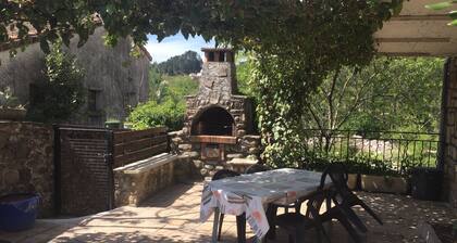 Apt f2 on the ground floor of villa, garden, barbecue 450m from the town center and shops.