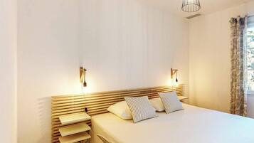 3 bedrooms, desk, iron/ironing board, free WiFi