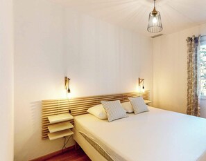 2 bedrooms, desk, iron/ironing board, free WiFi