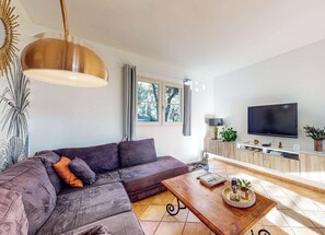 Smart TV, fireplace