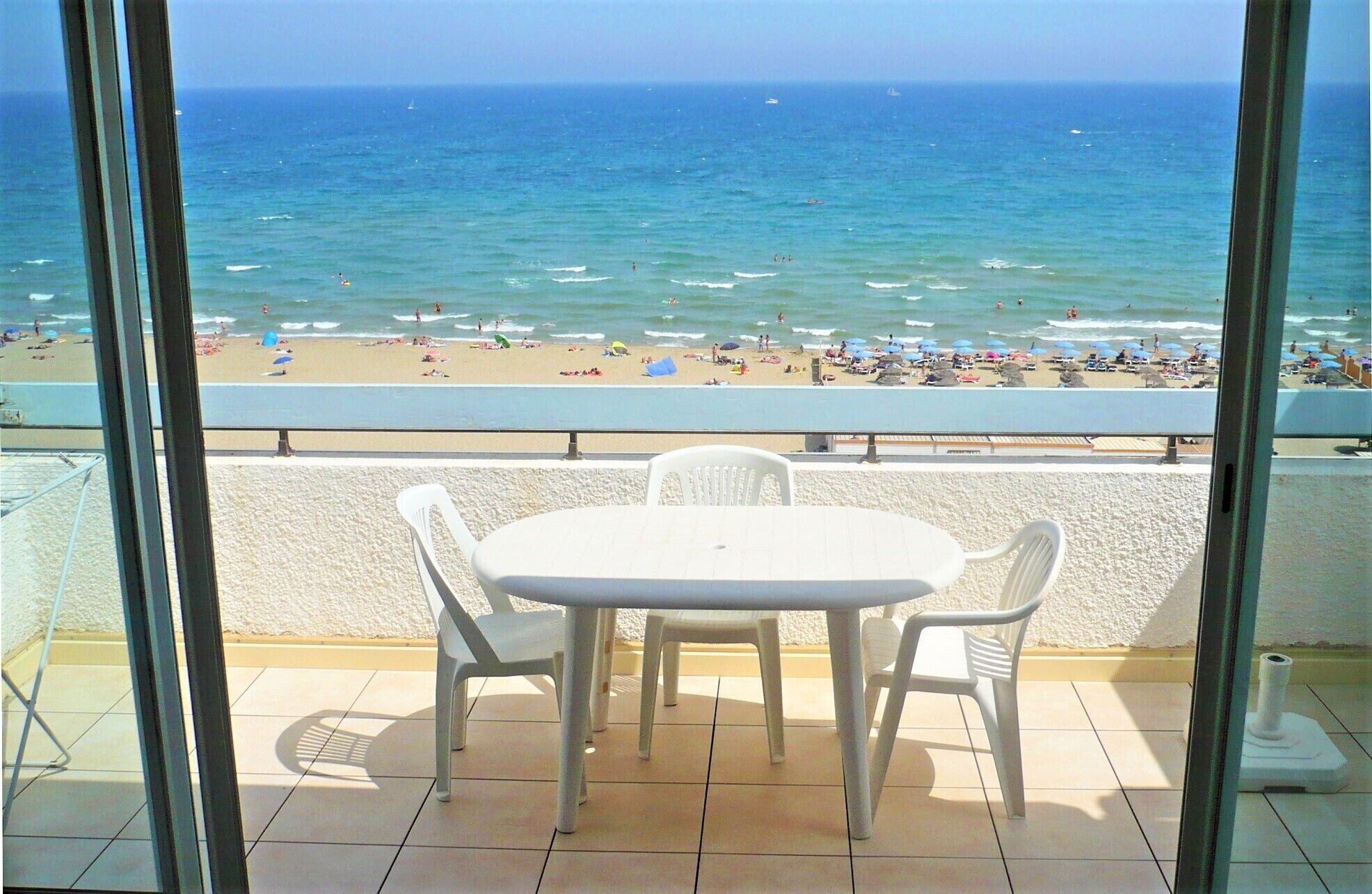 Very nice studio 35m ², renovated, center, face beach and sea, splendid view