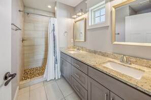 Toallas, jabón, papel de baño 
