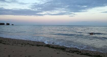 Pikku piilopaikka, lähellä merta