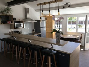 冷蔵庫、電子レンジ、オーブン、コンロ