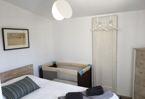 3 chambres, fer et planche à repasser, lit parapluie, Wi-Fi gratuit