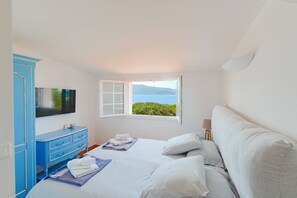 4 bedrooms, in-room safe, iron/ironing board, free WiFi