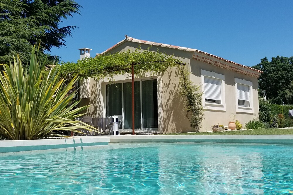 New cottage, with swimming pool facing the Luberon