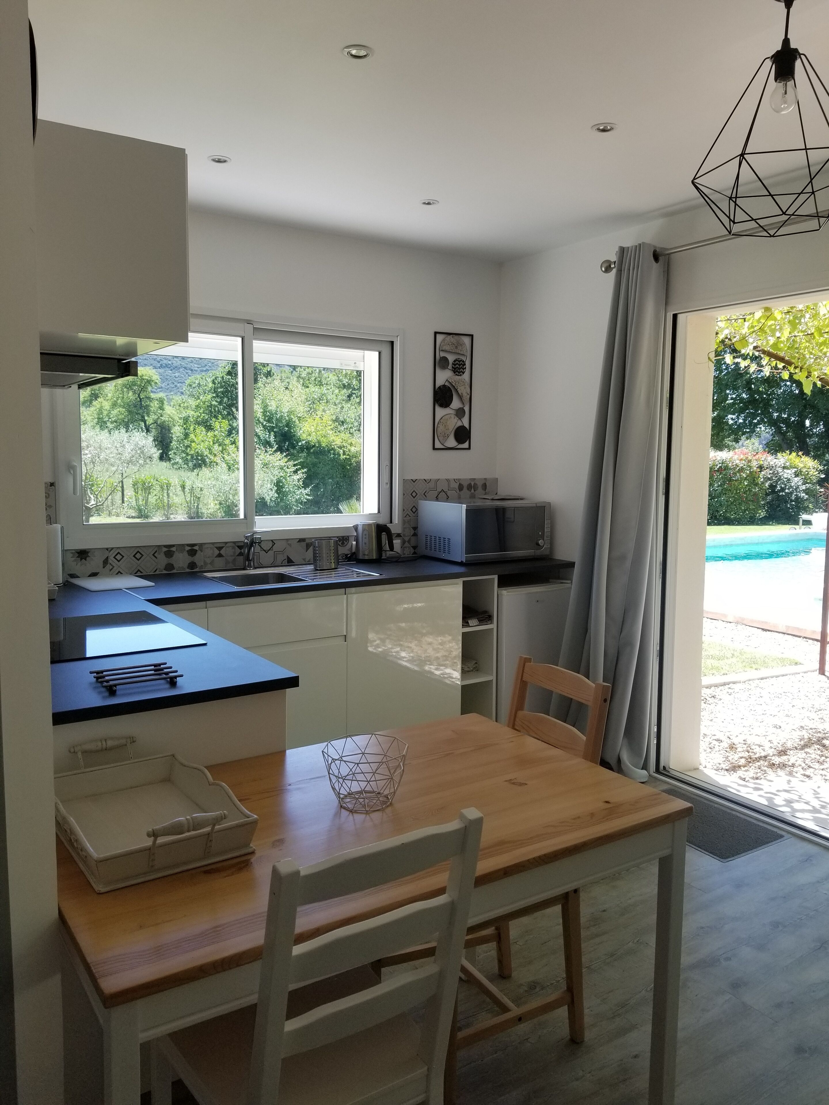 New cottage, with swimming pool facing the Luberon