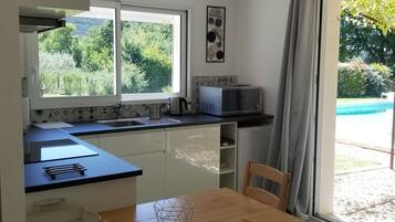 Een koelkast, een microgolfoven, een oven, een kookplaat