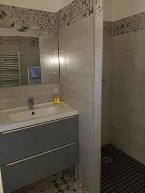 تجهيزات دش، مجففات شعر، مناشف، صابون