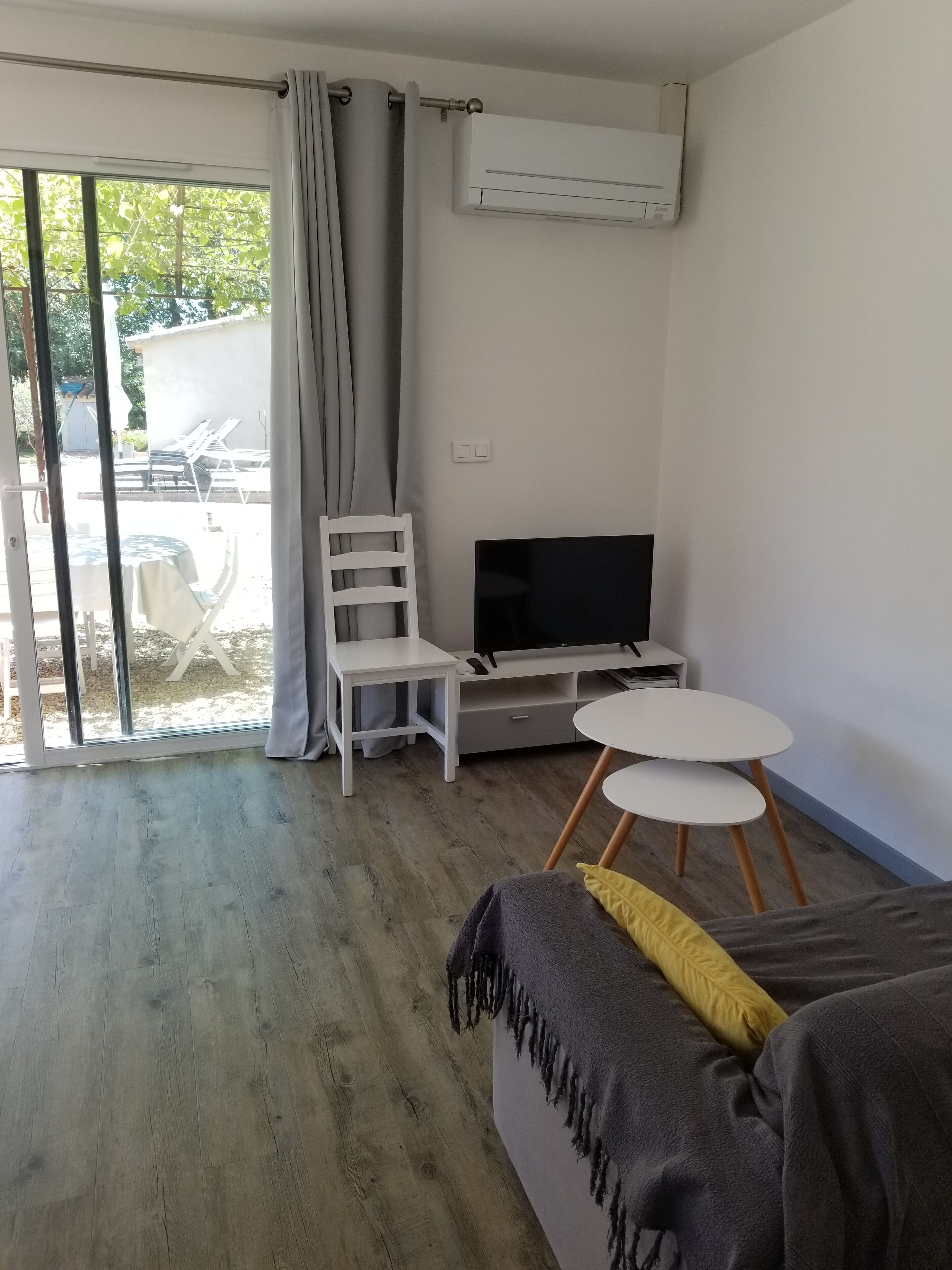 New cottage, with swimming pool facing the Luberon