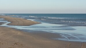 A beach with a sandy shore and gentle waves. - New cottage, with swimming pool facing the Luberon (Robion)