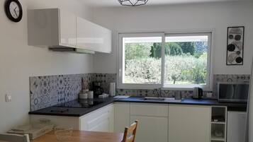 Een koelkast, een microgolfoven, een oven, een kookplaat