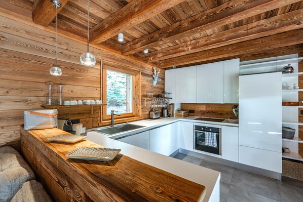 Een koelkast, een microgolfoven, een oven, een vaatwasser