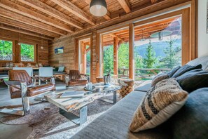 Televisie, een open haard en een dvd-speler