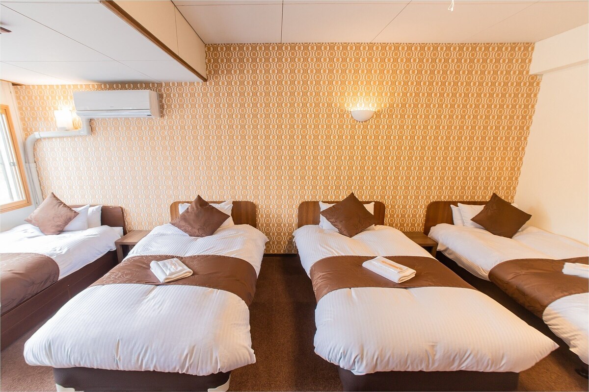 Western Quadruple Room | In-room safe, WiFi (free), bed sheets