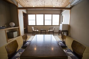 Japanese Style Triple Room | In-room safe, free WiFi, bed sheets - Nomad Hakuba (Hakuba)