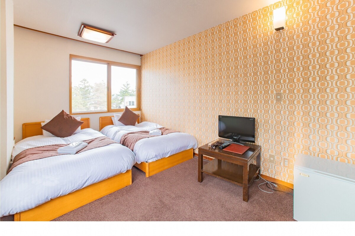 Western Twin Room | In-room safe, WiFi (free), bed sheets