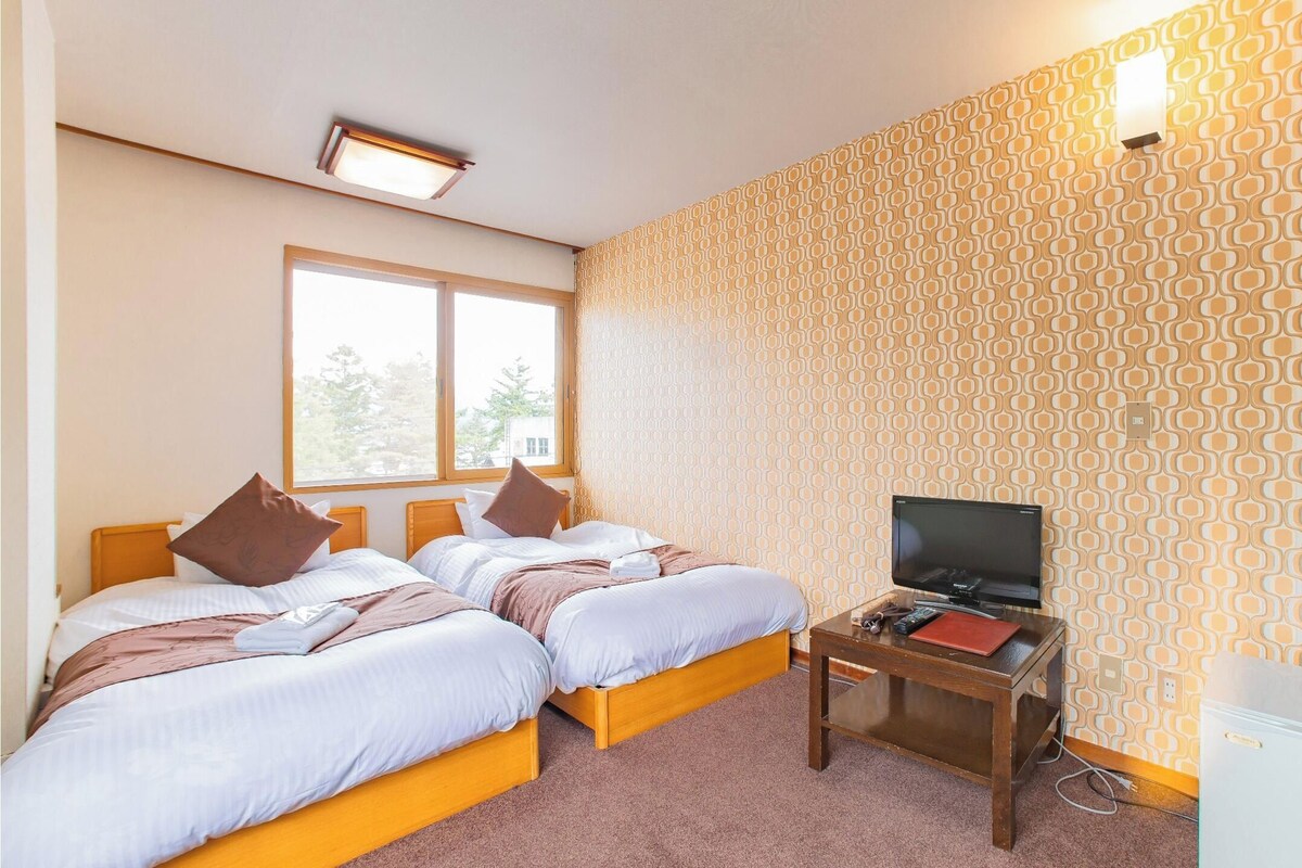 In-room safe, WiFi (free), bed sheets