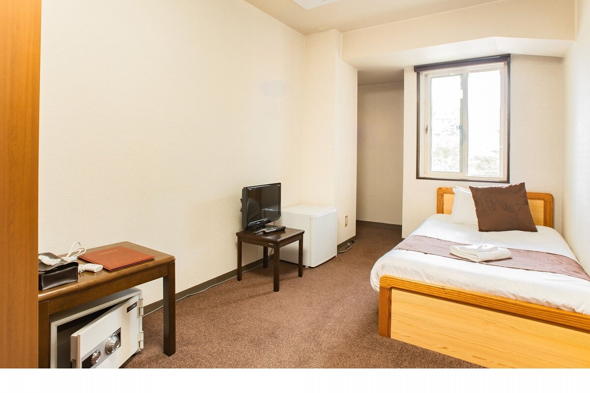 Basic Single Room | In-room safe, WiFi (free), bed sheets
